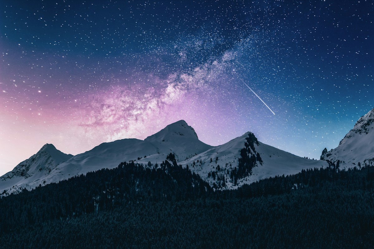 雪山星空题材配图，非客户游戏画面